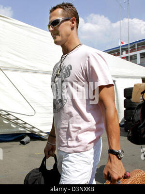 L'Allemand Michael Schumacher pilote de Formule 1 de la Scuderia Ferrari arrive à la piste de course de Magny-cours près de Nevers, France, jeudi, 13 juillet 2006. Le Grand Prix aura lieu le dimanche, 16 juillet 2006. Photo : Rainer Jensen Banque D'Images