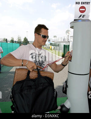 L'Allemand Michael Schumacher pilote de Formule 1 de la Scuderia Ferrari arrive à la piste de course de Magny-cours près de Nevers, France, jeudi, 13 juillet 2006. Le Grand Prix aura lieu le dimanche, 16 juillet 2006. Photo : Rainer Jensen Banque D'Images