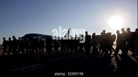 Les soldats de la Bundeswehr et leurs collègues néerlandais entrez un Airbus de la Luftwaffe à la partie militaire de l'aéroport de Cologne/Bonn à Cologne, en Allemagne, dimanche, 17 juillet 2006. 37 170 soldats néerlandais et allemands sont sur la voie de la RD du Congo. Alltogether 780 soldats allemands sont destinés à sécuriser les premières élections libres tenues en République démocratique du Congo depuis des décennies. Photo : Rolf Vennenbernd Banque D'Images