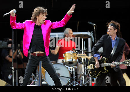 Le chanteur Mick Jagger (L-R), le batteur Charlie Watts et le guitariste Keith Richards des Rolling Stones" "performe dans le cadre de leur 'Plus' tour à l'AWD-Arena à Hanovre, Allemagne, le mercredi 19 juillet 2006. Le groupe continuera à Berlin, Cologne et Stuttgart. Photo : Patrick Lux Banque D'Images