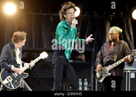 Fichier - chanteur Mick Jagger (C) et le guitariste Keith Richards (L) de la 'Rolling Stones' performes dans le cadre de leur 'Plus' tour au stade olympique de Munich, en Allemagne, dimanche 16 juillet 2006. Le groupe continuera à Berlin, Cologne et Stuttgart. Photo : Andreas Gebert Banque D'Images