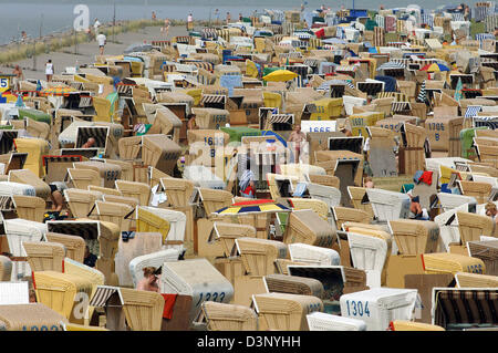 La côte de la mer du Nord est encombrée de chaises de plage sur la côte ouest du Schleswig-Holstein, Allemagne, In Location Jeudi, 20 juillet 2006. En raison des températures élevées, les chaires de 2500 sont très en demande. Photo : Wulf Pfeiffer Banque D'Images