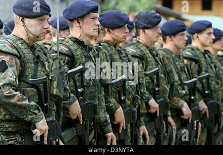 Des soldats de la Bundeswehr Geman force d'intervention internationale différentes sociétés dans le dossier au cours d'une manœuvre du public dans la formation 'village' Bonnland de Hammelburg, Allemagne, 11 juillet 2006. L'École d'infanterie des Forces armées de votre centre de formation de l'ONU forme environ 30 000 soldats par an dont plus de 50 p. 100 sont déployés sur les missions à l'étranger. Photo : Daniel Karman Banque D'Images