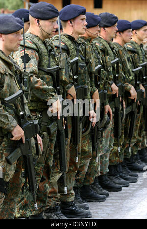 Des soldats de la Bundeswehr Geman force d'intervention internationale différentes sociétés dans le dossier au cours d'une manœuvre du public dans la formation 'village' Bonnland de Hammelburg, Allemagne, 11 juillet 2006. L'École d'infanterie des Forces armées de votre centre de formation de l'ONU forme environ 30 000 soldats par an dont plus de 50 p. 100 sont déployés sur les missions à l'étranger. Photo : Daniel Karman Banque D'Images