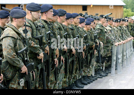 Des soldats de la Bundeswehr Geman force d'intervention internationale différentes sociétés dans le dossier au cours d'une manœuvre du public dans la formation 'village' Bonnland de Hammelburg, Allemagne, 11 juillet 2006. L'École d'infanterie des Forces armées de votre centre de formation de l'ONU forme environ 30 000 soldats par an dont plus de 50 p. 100 sont déployés sur les missions à l'étranger. Photo : Daniel Karman Banque D'Images