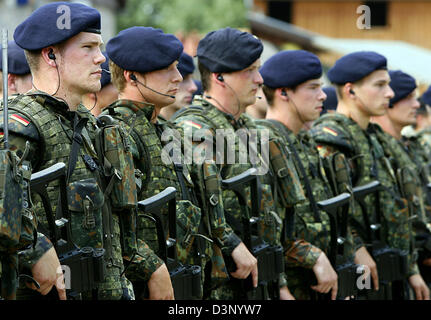 Des soldats de la Bundeswehr Geman force d'intervention internationale différentes sociétés dans le dossier au cours d'une manœuvre du public dans la formation 'village' Bonnland de Hammelburg, Allemagne, 11 juillet 2006. L'École d'infanterie des Forces armées de votre centre de formation de l'ONU forme environ 30 000 soldats par an dont plus de 50 p. 100 sont déployés sur les missions à l'étranger. Photo : Daniel Karman Banque D'Images