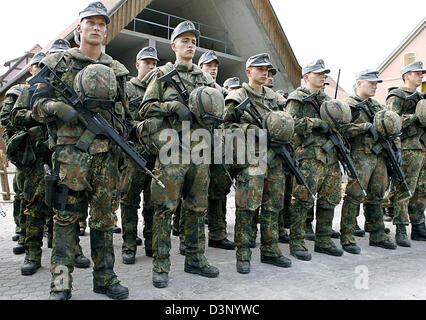 Des soldats de la Bundeswehr Geman force d'intervention internationale différentes sociétés dans le dossier au cours d'une manœuvre du public dans la formation 'village' Bonnland de Hammelburg, Allemagne, 11 juillet 2006. L'École d'infanterie des Forces armées de votre centre de formation de l'ONU forme environ 30 000 soldats par an dont plus de 50 p. 100 sont déployés sur les missions à l'étranger. Photo : Daniel Karman Banque D'Images