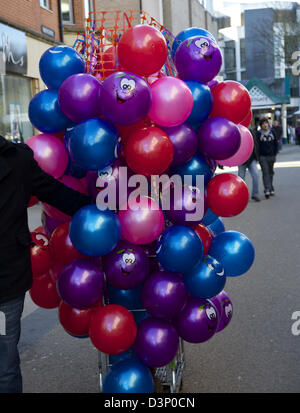 Vendeur de rue avec un gros bouquet de ballons colorés dans un Oxford Street Banque D'Images