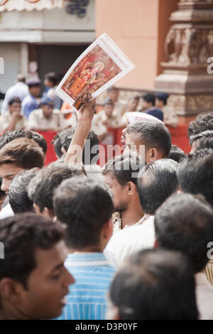 Personnes dans un temple au cours de procession religieuse, Mumbai, Maharashtra, Inde Banque D'Images