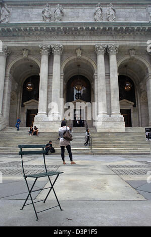 L'entrée et l'avant-cour du New York de la succursale principale de la Bibliothèque publique de la ville de Manhattan New York, NY. Banque D'Images