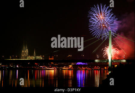 La photo montre l'artifice feux 'Cologne' au-dessus du Rhin à Cologne, Allemagne, samedi, 29 juillet 2006. Environ un demi-million de personnes ont regardé le feu d'artifice à partir des rives. 4 tonnes d'artifice ont été utilisées durant les 30 minutes de spectacle. Photo : Felix Heyder Banque D'Images