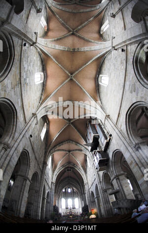 (Afp) - l'image montre la vue vers le plafond à l'intérieur de la Cathédrale de Bamberg, Allemagne, 09 mai 2005. La cathédrale St Pierre et St George, l'une des cathédrales de l'empereur allemand, domine le centre-ville historique avec ses quatre tours. La construction de la cathédrale a débuté en 1004 et son ouverture officielle a eu lieu en 1012. Après la destruction par les incendies j Banque D'Images