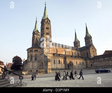 (Afp) - La photo montre la vue de la Cathédrale de Bamberg, Allemagne, 09 mai 2005. La cathédrale St Pierre et St George, l'une des cathédrales de l'empereur allemand, domine le centre-ville historique avec ses quatre tours. La construction de la cathédrale a débuté en 1004 et son ouverture officielle a eu lieu en 1012. Après la destruction par les incendies qu'il a été rouvert en 1237. La ville de l'île Banque D'Images