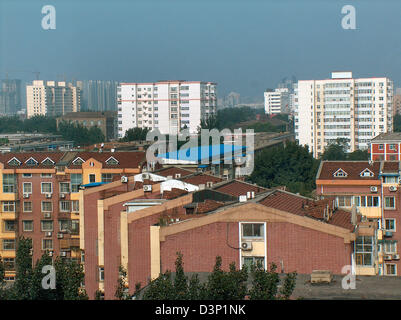 (Afp) - La photo montre la vue sur les toits d'un immeuble en bloc Beijing, Chine, 29 juin 2006. Foto : Lars Halbauer Banque D'Images