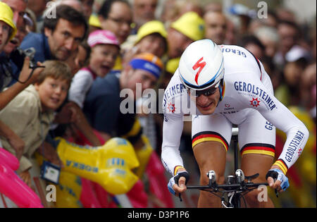 L'allemand Sebastian Lang champion individuel de l'équipe Gerolsteiner pendant la vitesses « Deutschland Tour' prologue, un 5,5 kilomètres, à Duesseldorf, Allemagne, mardi, 1 août 2006. Lang a pris la troisième place. L'UCI ProTour 1 390,5 kilomètres mène le tournoi pour vélo en huit étapes de Duesseldorf à Karlsruhe. Photo : Steffen Kugler Banque D'Images