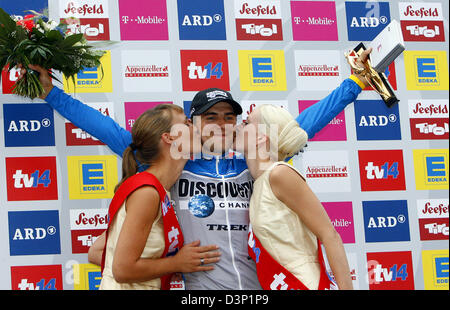 La Fédération de cyclisme pro Wladimir Gusew de l'équipe Discovery Channel cheers après sa victoire dans le contre-la-montre individuel plus de 5,5 km au prologue de la Deutschland Tour à Duesseldorf, Allemagne, mardi 01 août 2006. L'UCI ProTour 1 390,5 kilomètres mène le tournoi pour vélo en huit étapes de Duesseldorf à Karlsruhe. Photo : Steffen Kugler Banque D'Images