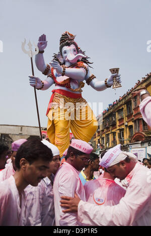 Idole de Seigneur Ganesha représentant Lord Shiva à la cérémonie d'immersion, Mumbai, Maharashtra, Inde Banque D'Images