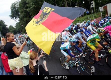 Fans cheer au domaine de cyclistes après le début de la tournée de l'Allemagne à Duesseldorf, Allemagne, mercredi, 02 août 2006. Les 192,2 kilomètres longue étape mène à Bielefeld. La course ProTour sur 1390,5 kilomètres mène de Duesseldorf à Karlsruhe en huit étapes. Photo : Gero Breloer Banque D'Images