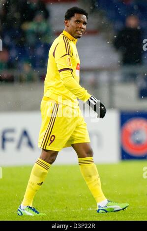 Makhachkala Samuel Eto'o cherche sur au cours de l'UEFA Europa League round de 32 deuxième partie match de foot entre Hanovre 96 et FC Anzhi Makhachkala à Hannover Arena de Hanovre, Allemagne, 21 février 2013. Photo : Sebastian Kahnert/dpa Banque D'Images