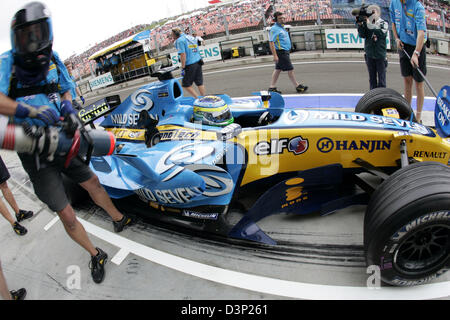 L'Italien Giancarlo Fisichella pilote de Formule 1 de Renault F1 Team forme un pit stop au cours de la deuxième session d'essais pour le Grand Prix de Hongrie 2006 piste de course sur le Hungaroring, près de Budapest, Hongrie, vendredi, 04 août 2006. Le Grand Prix de Hongrie a lieu le dimanche, 06 août 2006. Photo : Rainer Jensen Banque D'Images