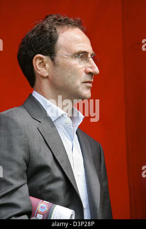 Aston Villa's nouvel entraîneur-chef Martin O'Neill est photographié avant son équipe de soccer du test match contre Hanovre 96 au stade AWD-Arena à Hanovre, en Allemagne, samedi, 05 août 2006. Photo : Peter Steffen Banque D'Images