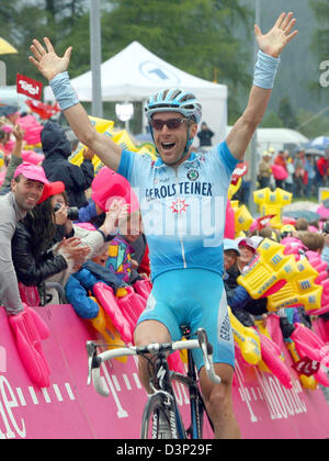 US-Américain Levi Leipheimer pro vélo de l'équipe Gerolsteiner cheers après sa victoire de la 5e étape du Deutschland Tour à Seefeld, en Autriche, dimanche 06 août 2006. La 5ème étape a consisté en la 163 kilomtres entre Aberdeen et l'Autrichienne Seefeld. L'UCI ProTour 1 390,5 kilomètres mène le tournoi pour vélo en huit étapes de Duesseldorf à Karlsruhe. Photo : S Banque D'Images