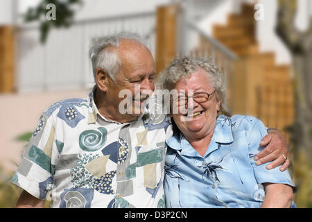 (Afp) - Un couple de personnes âgées d'vacacion sur l'île de Ibiza, Espagne, 17 mai 2006. Photo : Heiko Wolfraum Banque D'Images