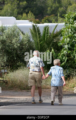 (Afp) - Un couple de personnes âgées bénéficie de leurs vacances sur l'île de Ibiza, Espagne, 17 mai 2006. Photo : Heiko Wolfraum Banque D'Images