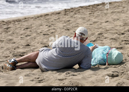 (Afp) - Un couple de personnes âgées bénéficie de leurs vacances sur l'île de Ibiza, Espagne, 17 mai 2006. Photo : Heiko Wolfraum Banque D'Images