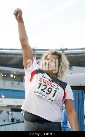 Franka Dietzsch athlète allemand discus cheers après sa tentative de le lancer du disque Femmes Qualification du 19e Europan Championnats mondiaux d'athlétisme à Göteborg, en Suède, le mardi, 8 août 2006. Dietzsch déplacé jusqu'à la finale avec une tentative de plus de 65,93 mètres. Photo : Kay Nietfeld Banque D'Images