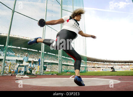 Athlète Franka Dietzsch discus allemand illustré lors de sa tentative de le lancer du disque Femmes Qualification du 19e Europan Championnats mondiaux d'athlétisme à Göteborg, en Suède, le mardi, 8 août 2006. Dietzsch déplacé jusqu'à la finale avec une tentative de plus de 65,93 mètres. Photo : Kay Nietfeld Banque D'Images