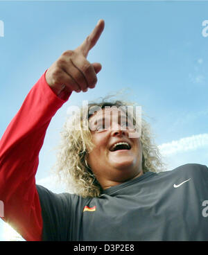 Franka Dietzsch athlète allemand discus cheers après sa tentative de le lancer du disque Femmes Qualification du 19e Europan Championnats mondiaux d'athlétisme à Göteborg, en Suède, le mardi, 8 août 2006. Dietzsch déplacé jusqu'à la finale avec une tentative de plus de 65,93 mètres. Photo : Kay Nietfeld Banque D'Images