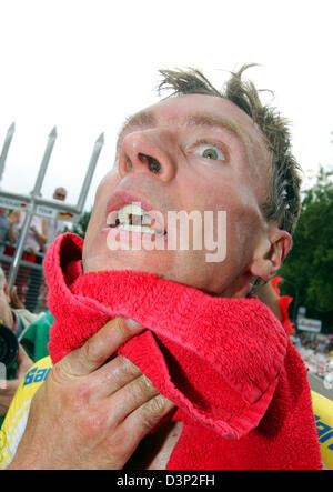 Le cyclisme allemand Jens Voigt pro de l'équipe CSC essuie le sueur sur après sa victoire de l'épreuve individuelle sur 38,2 kilomètres de la septième étape du Tour d'Allemagne 2006 à Bad Säckingen, Allemagne, mardi, 08 août 2006. Remporté sa troisième phase Voigt défend le maillot jaune de l'ensemble de la leader. Un jour avant la fin de l'excursion Voigt mène le classement général Banque D'Images