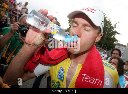 Le cyclisme allemand Jens Voigt pro de l'équipe CSC de boissons dans une bouteille après sa victoire de l'épreuve individuelle sur 38,2 kilomètres de la septième étape du Tour d'Allemagne 2006 à Bad Säckingen, Allemagne, mardi, 08 août 2006. Remporté sa troisième phase Voigt défend le maillot jaune de l'ensemble de la leader. Un jour avant la fin de l'excursion Voigt mène le classement général Banque D'Images