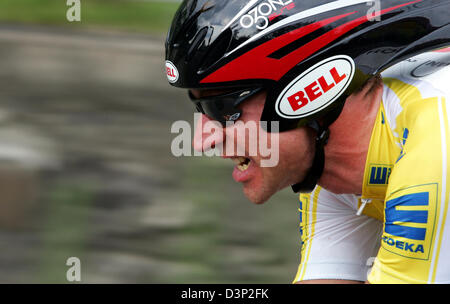 Le cyclisme allemand Jens Voigt pro de l'équipe CSC est sur son chemin de sa victoire de l'épreuve individuelle sur 38,2 kilomètres de la septième étape du Tour d'Allemagne 2006 à Bad Säckingen, Allemagne, mardi, 08 août 2006. Remporté sa troisième phase Voigt défend le maillot jaune de l'ensemble de la leader. Un jour avant la fin de l'excursion Voigt mène le classement général avec 1:38 Banque D'Images