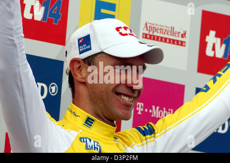 Le cyclisme allemand Jens Voigt pro de l'équipe CSC cheers après sa victoire de l'épreuve individuelle sur 38,2 kilomètres de la septième étape du Tour d'Allemagne 2006 à Bad Säckingen, Allemagne, mardi, 08 août 2006. Remporté sa troisième phase Voigt défend le maillot jaune de l'ensemble de la leader. Un jour avant la fin de l'excursion Voigt mène le classement général avec 1:38 min Banque D'Images
