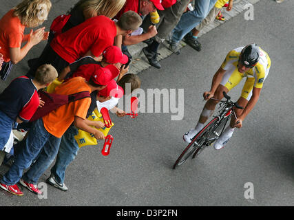 Fans de cyclisme allemand Jens Voigt pro de l'équipe CSC sur son chemin à sa victoire de l'épreuve individuelle sur 38,2 kilomètres de la septième étape du Tour d'Allemagne 2006 à Bad Säckingen, Allemagne, mardi, 08 août 2006. Remporté sa troisième phase Voigt défend le maillot jaune de l'ensemble de la leader. Un jour avant la fin de la visite, Voigt est en tête du standin Banque D'Images