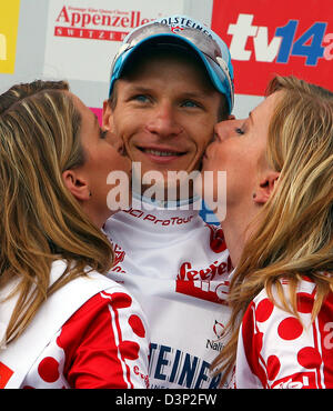 Pro Vélo allemand Sebastian Lang de l'équipe Gerolsteiner est représentée dans les points jersey pour le meilleur grimpeur ius embrassé par deux hôtesses après le contre-la-montre individuel de plus de 38,2 kilomètres de la septième étape du Tour d'Allemagne 2006 à Bad Säckingen, Allemagne, mardi, 08 août 2006. Le champion allemand a terminé troisième. L'Espagnol mène la course en huit étapes o Banque D'Images