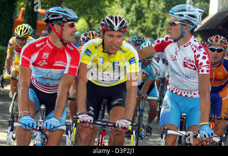 La photo montre le cyclisme Allemand Erik Zabel pros de l'équipe de Jens Voigt, Milram team CSC et Sebastian Lang (L-R) de l'équipe Gerolsteiner rouler ensemble au cours de la huitième et dernière étape de la Tournée 2006 de l'Allemagne de Bad Krozingen à Karlsruhe, Allemagne, mercredi, 09 août 2006. Tandis que Voigt, l'actuel leader global dans le maillot jaune est susceptible de gagner la course ProTour, Zabel et Banque D'Images