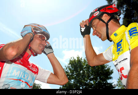 Le cyclisme Allemand Erik Zabel pros de l'équipe de Jens Voigt et Milram team CSC (L-R) de l'équipe Gerolsteiner chat avant la huitième et dernière étape du Tour d'Allemagne 2006 de Bad Krozingen à Karlsruhe, Allemagne, mercredi, 09 août 2006. Tandis que Voigt, l'actuel leader global dans le maillot jaune est susceptible de gagner la course ProTour, Zabel est prévu de terminer l'excursion comme le meilleur sp Banque D'Images