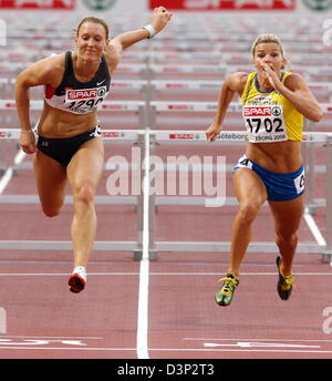 Athlète suédois Susanna Kallur (R) cheers remportant le 110 m haies femmes à la 19e Europan Championnats mondiaux d'athlétisme à Göteborg, en Suède, vendredi, 11 août 2006. German Kirsten Bolm a obtenu la médaille d'après vérification de la photo d'arrivée. Photo : Kay Nietfeld Banque D'Images