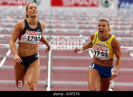 Athlète suédois Susanna Kallur (R) cheers remportant le 110 m haies femmes à la 19e Europan Championnats mondiaux d'athlétisme à Göteborg, en Suède, vendredi, 11 août 2006. German Kirsten Bolm a obtenu la médaille d'argent. Photo : Kay Nietfeld Banque D'Images