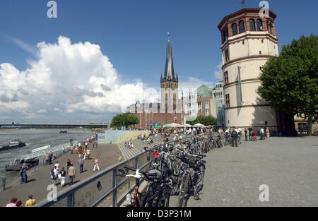 La photo montre les piétons au bord de l'eau du Rhin dans la vieille ville de Düsseldorf, en Allemagne, dimanche, 13 août 2006. Dans le centre est le Lambertus église, le château tour à droite. Photo : Horst Ossinger Banque D'Images