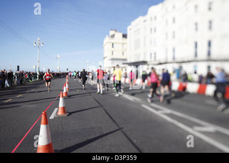 Les concurrents et des collectes de fonds' participer à la Brighton demi-marathon en février 2013