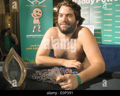 Londres towner John Young est le nouveau champion du monde de strip poker à Londres, Royaume-Uni, le samedi, 19 août 2006. "Maintenant j'ai besoin d'un verre", a déclaré le vainqueur après huit heures de combat durable. Il reçoit 15 000 euros pour sa victoire. 195 joueurs ont participé dans le strip poker WC dans la capitale britannique. Ceux-ci l'organisateur, la société de paris irlandais Paddy Power, définir le nouvel enregistrement fo Banque D'Images