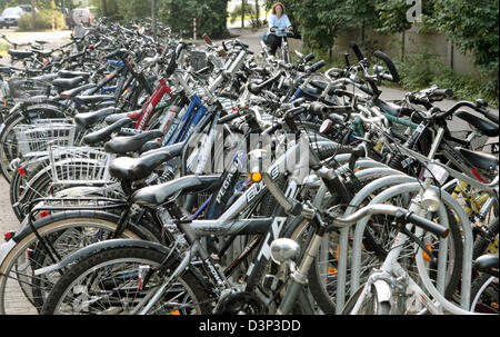 Nombreux vélos se joint à la location s'élève face à l'école secondaire' 'Willi-Graf à Willich, Allemagne, mercredi 23 août 2006. Photo : Achim Scheidemann Banque D'Images