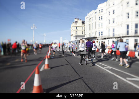 Les concurrents et des collectes de fonds' participer à la Brighton demi-marathon en février 2013 Banque D'Images