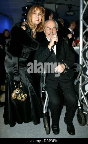 (Afp) La photo montre Rainer Barzel (CDU, R) et sa femme Ute Barzel à l'attribution du prix animation 'Diva' à Munich, Allemagne, 27 janvier 2005. L'ex-président de la CDU (1971 - 1973) décédé à l'âge de 82 après une longue et grave maladie. De 1983 à 1984 il a été président du Bundestag. Photo : Ursula Dueren Banque D'Images