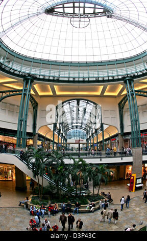 Les clients à pied à travers le centre commercial couvert 'Centro' à Oberhausen, Allemagne, mardi 29 août 2006. Le centre commercial "fête" ses 10 ans. C'est contesté en raison de la vidange de l'argent de magasins du centre-ville en ce qui concerne les Pays-Bas. Photo : Roland Weihrauch Banque D'Images