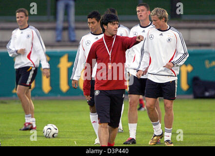 L'équipe nationale de football allemande entraîneur en chef Joachim Low (C) les gestes en face de certains joueurs lors d'une session de formation à Stuttgart, Allemagne, le mardi, 29 août 2006. L'équipe allemande fait face à la République d'Irlande dans un Championnat d'Europe qualificatif prochain Samedi, 02 septembre 2006. Photo : Norbert Foersterling Banque D'Images